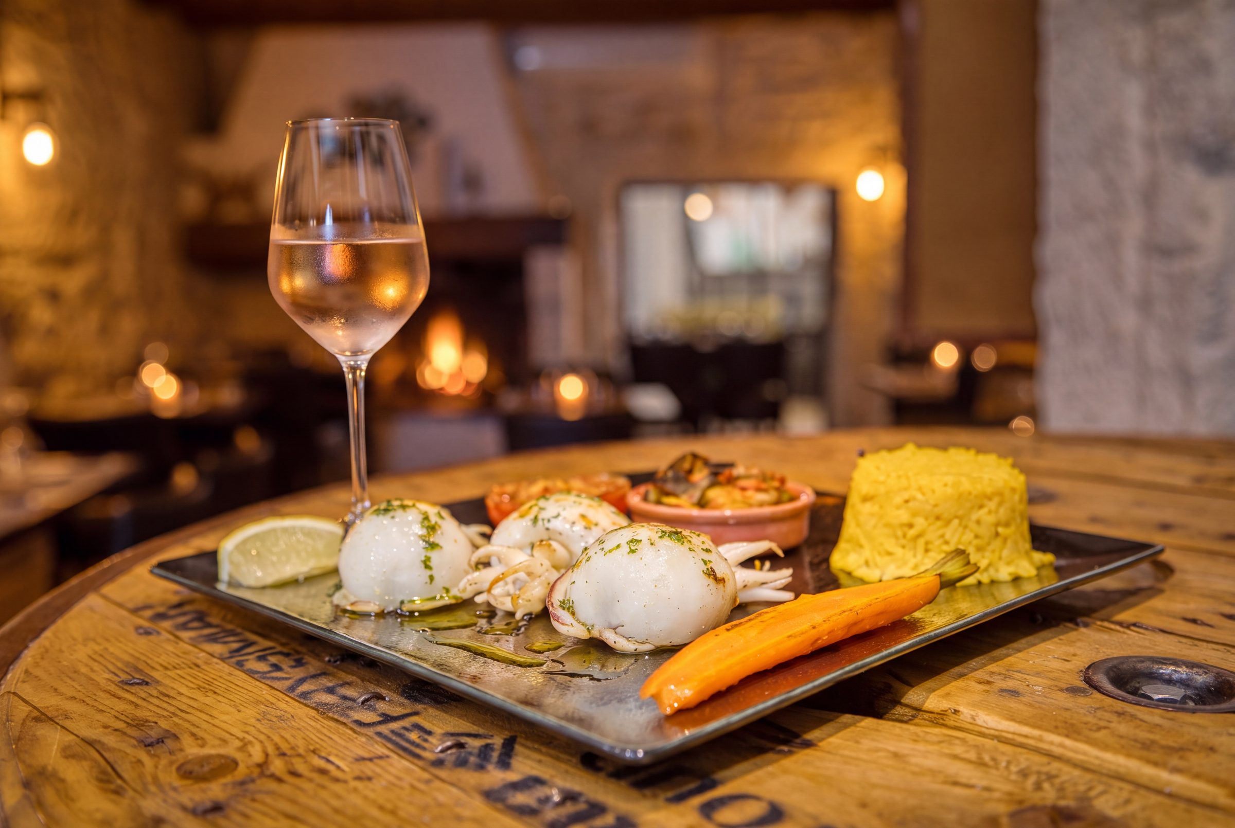 Seiches grillées et verre de rosé, en salle le soir